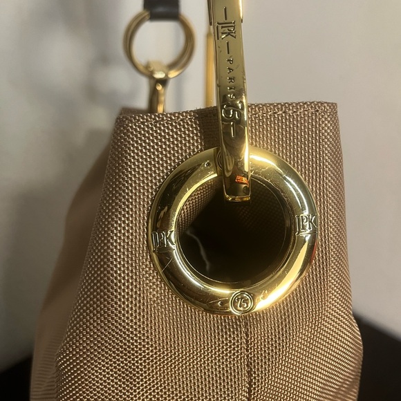 Elegant Brown Shoulder Bag with Versatile Design - Picture 4 of 5